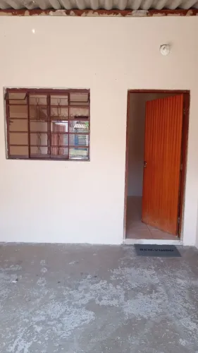 Alugo casa 2 dormitórios.