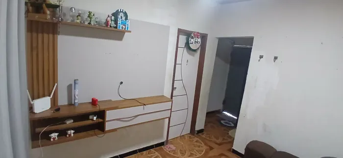 Vendo casa na Cidade Nova com split bom, armário, cama, painel e guarda roupa