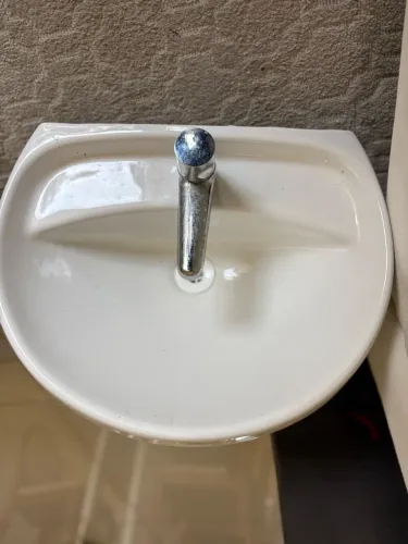 Vaso sanitário com caixa acoplada e pia