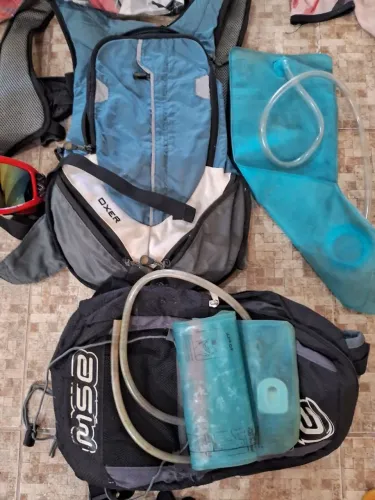 Diversos itens para trilha de moto