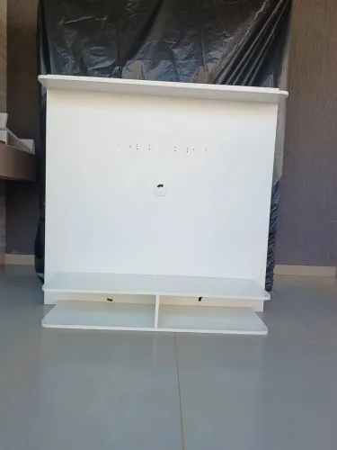 Painel de TV branco com prateleira