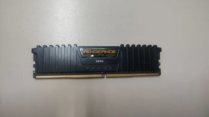 Memória ram Corsair vengeance DDR4 8GB 320 desktop0mhz