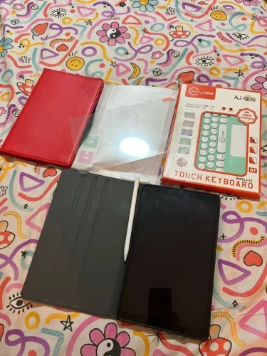 Tablet Samsung Galaxy TAB A - SM-T510 com duas capas, teclado e caneta