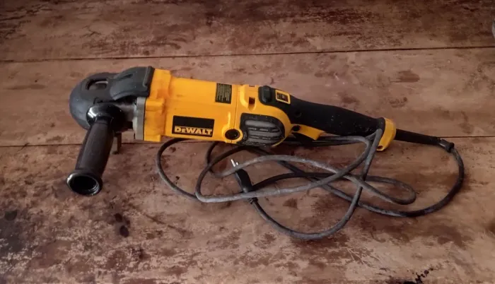 Politriz Dewalt 1250W 220 V com controle de rotação