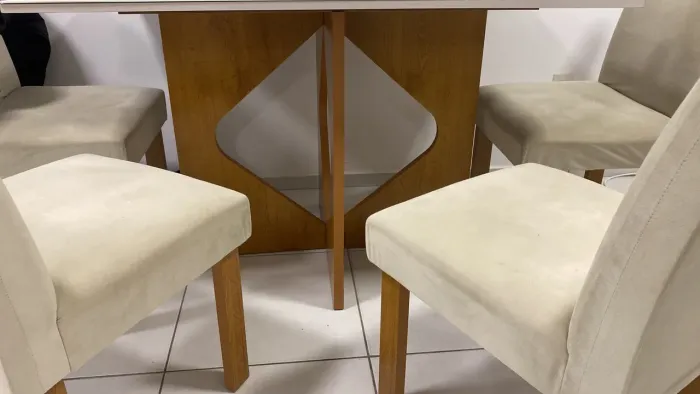 Vendo Mesa com 4 cadeiras estofadas