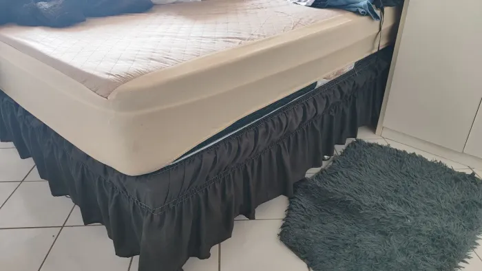 Cama Queen com colchão (TROCA)