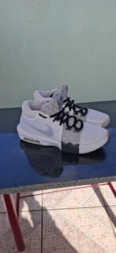Tênis LeBron Witness 8