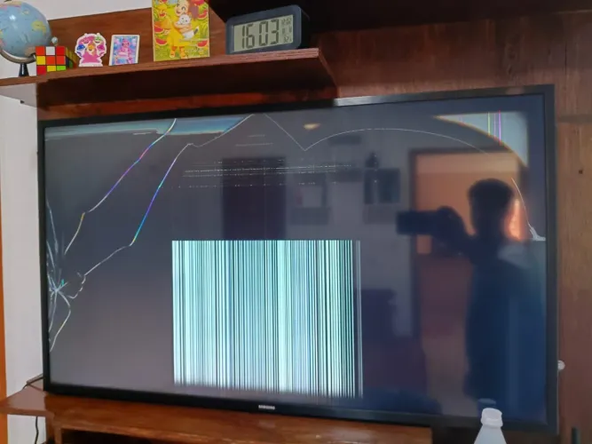 Smart TV Samsung 40 (Tela Quebrada / Para Retirada de Peças ou Conserto)