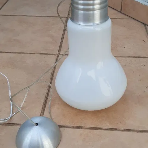 Luminária em formato de lâmpada gigante ?