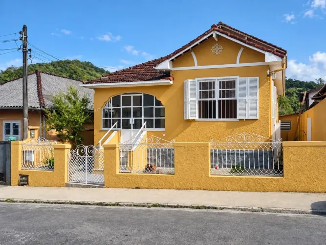BAIRRO CASTRIOTO EXCELENTE CASA A VENDA
