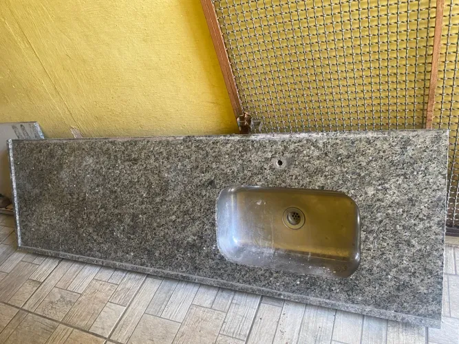 Bancada em granito com bojo. 