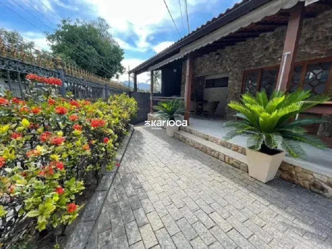 Casa linear com 3 quartos 173m2, 2 vagas, quintal, piscina e churrasqueira condomínio Bair