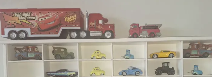 Conjunto de 12 CARRINHOS 1:55 e 1 CAMINHÃO 1:42 da Série DISNEY CARS