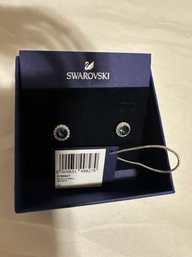 Brincos originais Swarovski pedra azul central e pedrinhas brancas ao redor  