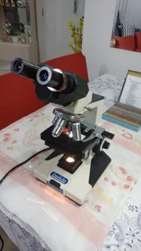 Microscópio Binocular com Múltiplas Objetivas Aumento - Laboratório - Análises - Pesquisa