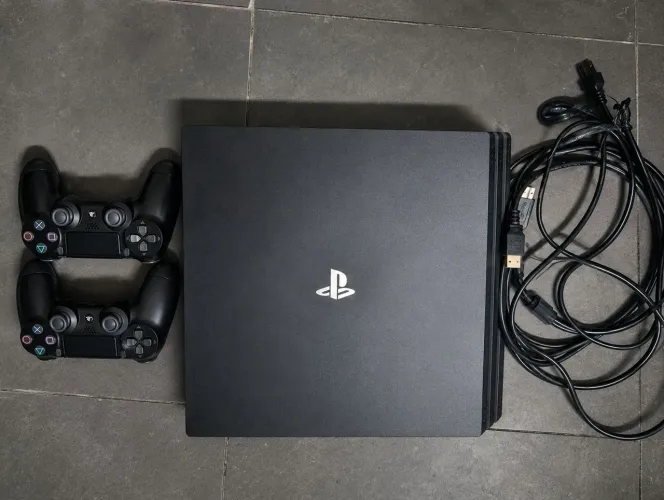 PS4 Pro 1TB + FIFA 22 + 2 Controles Sony. Posso entrar