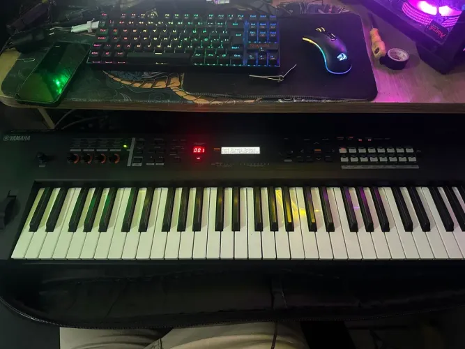 Teclado yamaha mx61 v2 so 3 meses de uso zero, ja com pack do Joel David instalado..