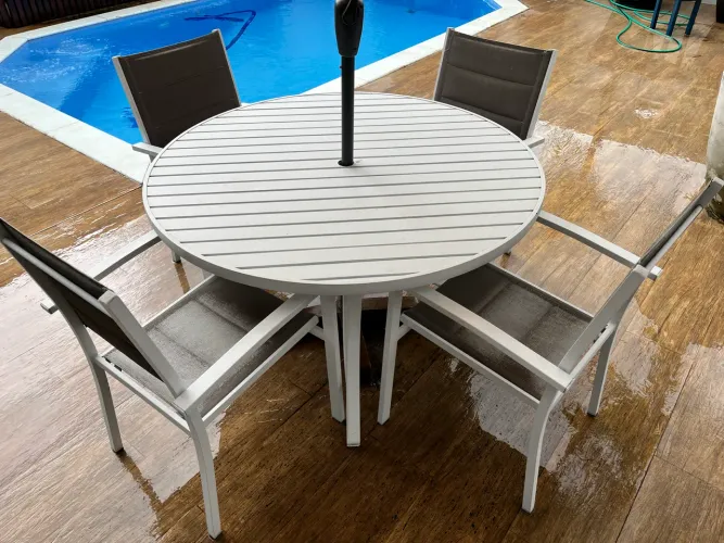 Jogo mesa e cadeiras piscina com sombrinha