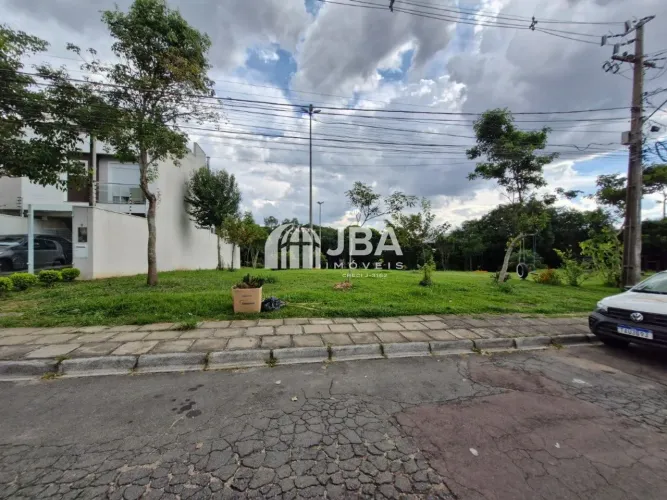 rua tranquila com fácil circulação