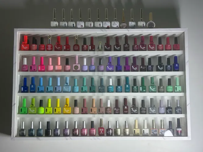 Expositor de esmalte com porta de vidro 