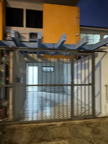 Alugo apartamento na jatiuca com dois quartos e suíte.