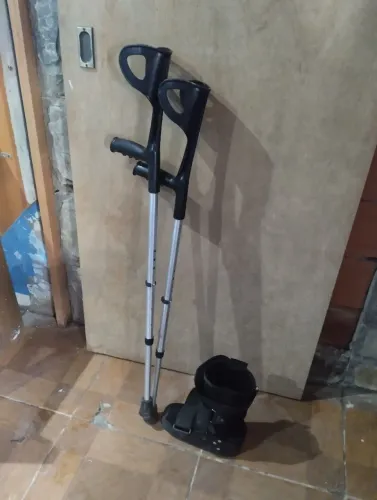 Oportunidade duas muletas canadenses e uma bota ortopédica hidrolight confort R$ 100,00