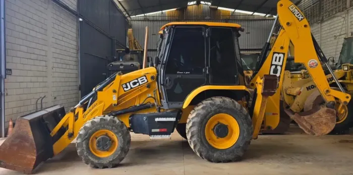 Retroescavadeira JCB 3CX 4X4 ano 2023, Com 2.800hs Cabine Fec