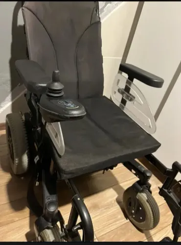Vende se cadeira de rodas motorizada (sem bateria)