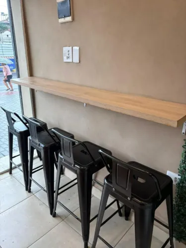 Balcão com 4 banquetas