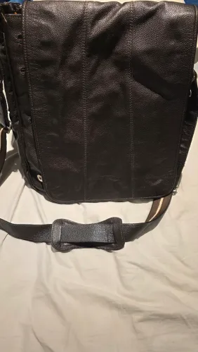 Oportunidade!! Bolsa de couro!! Estilo e bom gosto