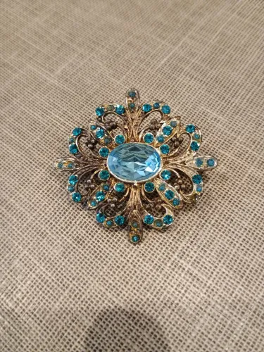 Broche vintage dourado com cristais azuis