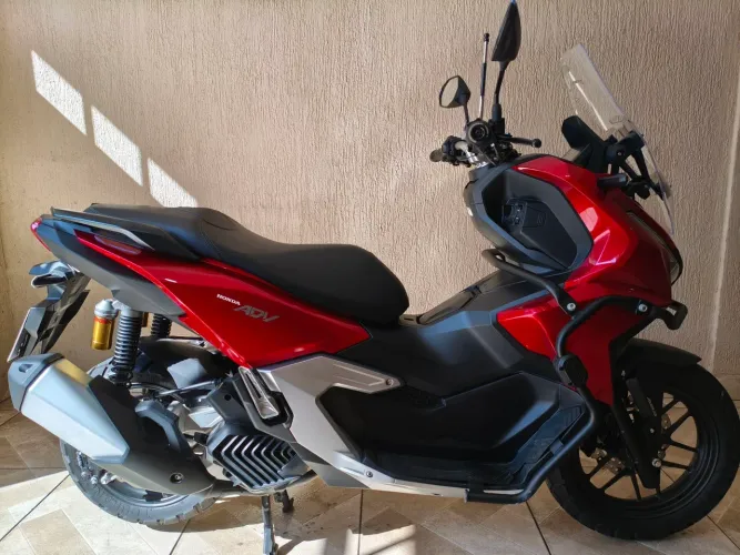 Moto muito nova.