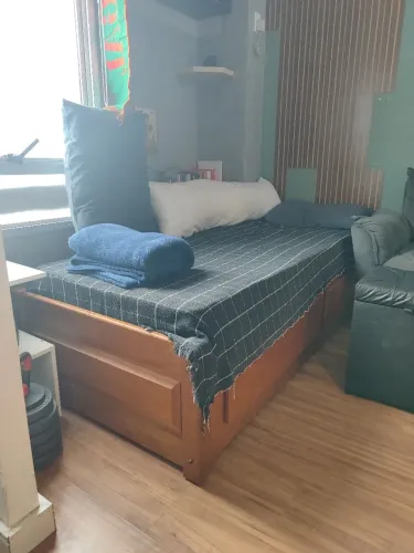 Vendo Cama Madeira Nobre da Torre de TV com duas gavetas 