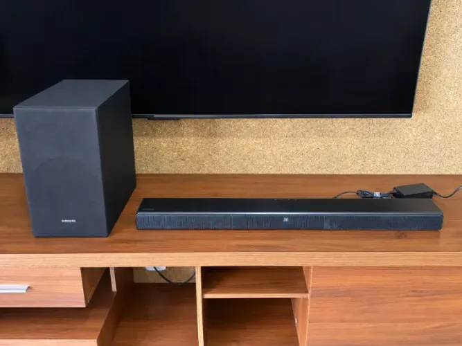 Soundbar Samsung HW-T555 320wrms com subwoofer com conexão sem fio