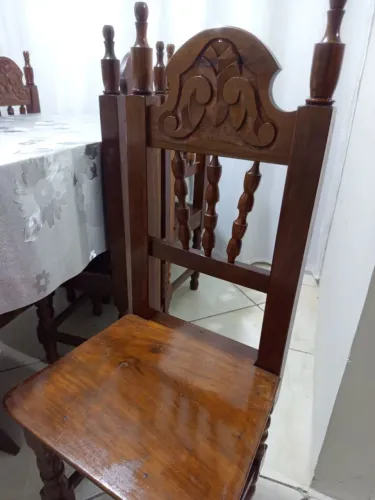 Vede se mesa pra 8 lugares com 6 cadeiras talhada a mão madeira maciça imbuia 5.000,00