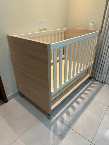 Berço em MDF medidas 130 cm(C) x 77 cm (L) x 100 cm (A) marca Quater ref. 8010