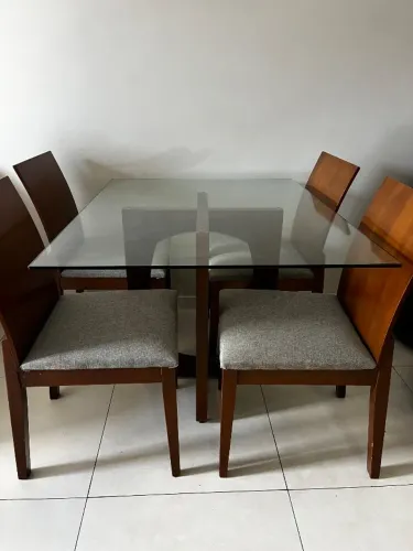 Mesa de seis lugares-madeira com tampo de vidro 