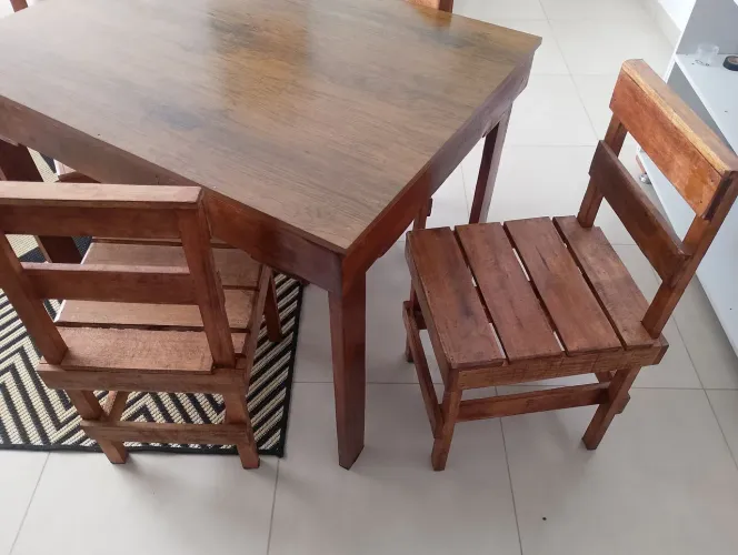 Mesa e cadeiras