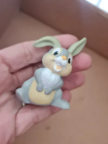 Figura de PVC do personagem Tambor (Thumper) do filme da Disney, Bambi.