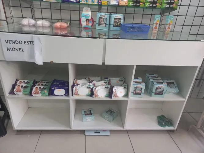Expositor em MDF com 2 gavetas e tampo de vidro