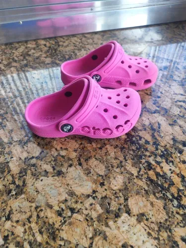 Kit com Crocs Rosa ( tamanho 27/28 ) + Sapatilha Crocs preta ( tamanho 28 )