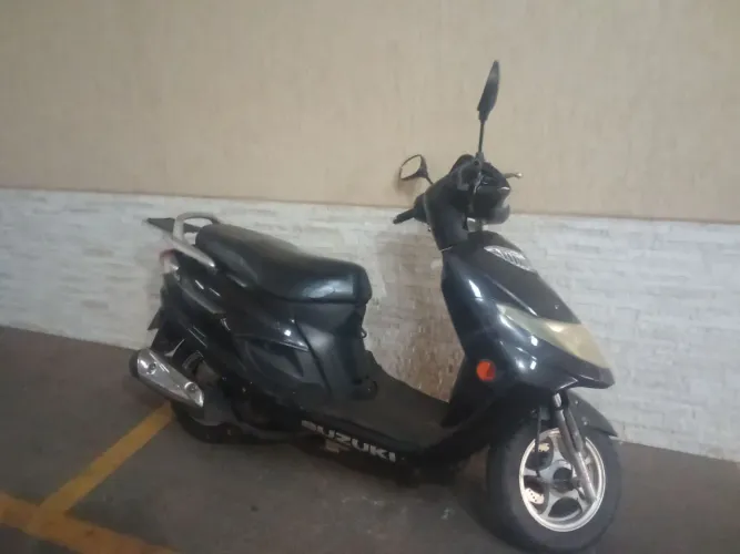 Vende-se moto - veículo bem conservado