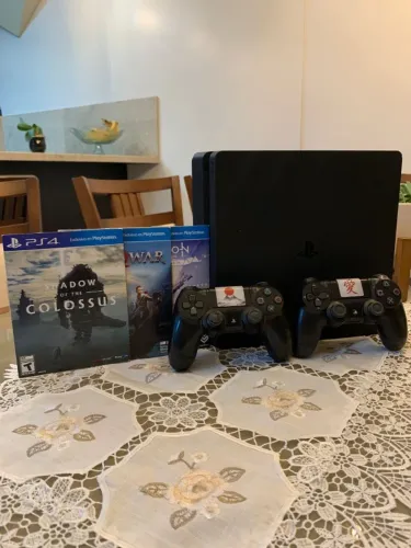 PS4 Slim 500gb + 2 controles + 3 CD's