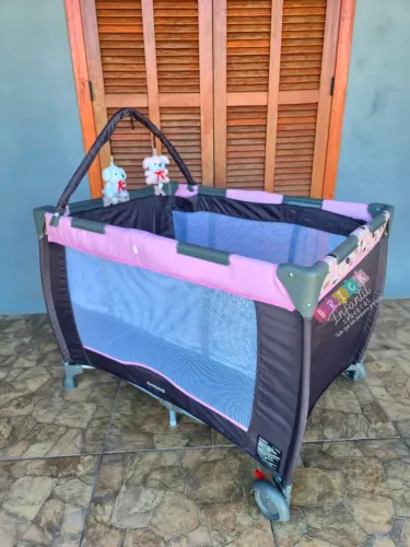 Berço que vira cercadinho portátil