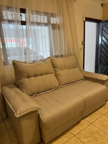 Lindo sofá retrátil e reclinável impermeável