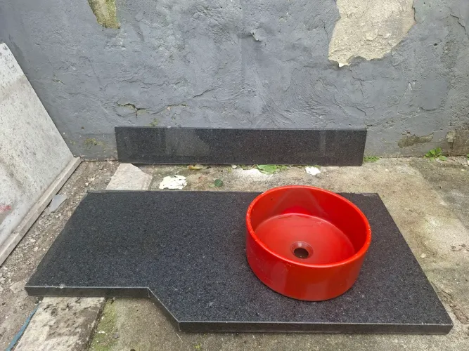 Cuba de banheiro vermelha em granito preto