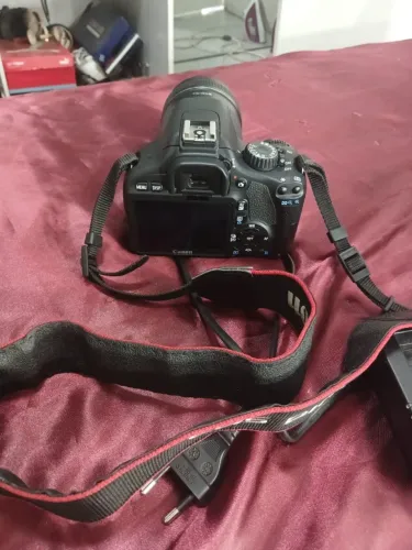 Canon EOS 550D + Lente 18-135mm - Completa - Excelente Estado