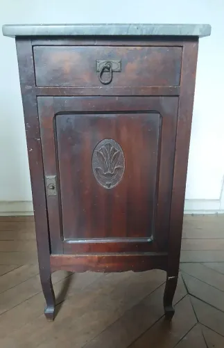 Vendo móvel de quarto antigo. Em  ótimo estado de conservação. 