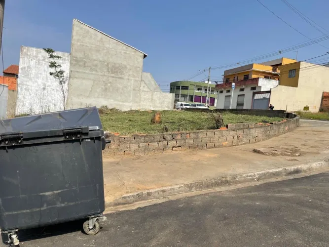 Terreno de esquina à Venda - Parque São Bento