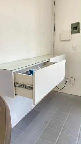 Bancada de madeira e tampão de vidro